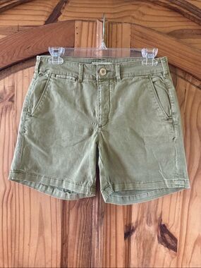 Women Anthropologie green flat front chino shorts size 27